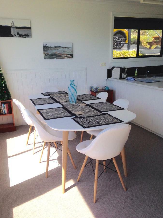 Kingfisher Cottage Beachfront At The Binalong Bay Exterior foto